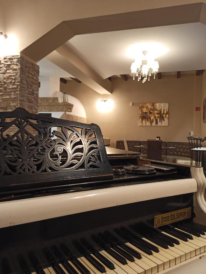 Eden Lounge Restaurant & Pension Veresegyház Εξωτερικό φωτογραφία